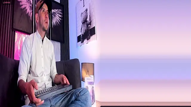 Milanwhite  online show from 02-28-26, 11:33