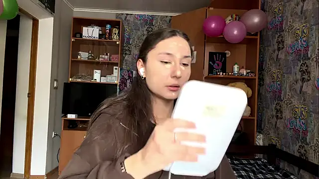 Snapshot of poly_princess chatting on 02-26-26, 10:14 poly princess online show from 02-26-26, 10:14