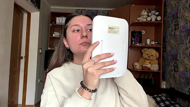 Snapshot of poly_princess chatting on 03-31-26, 11:21 poly princess online show from 03-31-26, 11:21