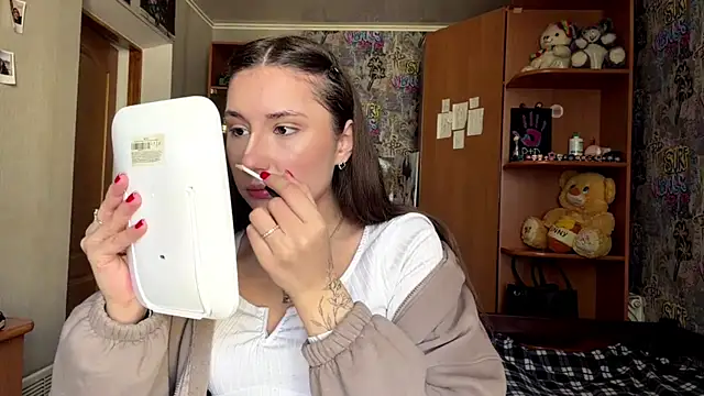 Snapshot of poly_princess chatting on 04-15-26, 09:27 poly princess online show from 04-15-26, 09:27