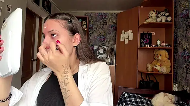 Snapshot of poly_princess chatting on 04-16-26, 12:17 poly princess online show from 04-16-26, 12:17