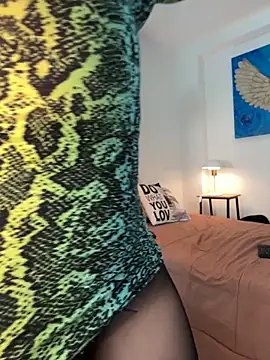 Snapshot of Viictoria-Jones chatting on 04-14-26, 10:10 Viictoria-Jones online show from 04-14-26, 10:10