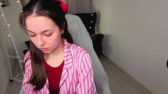 Snapshot of BellaThery chatting on 02-20-26, 01:33 BellaThery online show from 02-20-26, 01:33