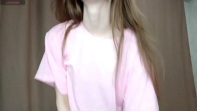 Snapshot of LeslieShay chatting on 02-24-26, 05:33 LeslieShay online show from 02-24-26, 05:33