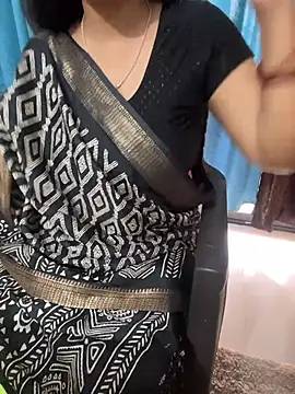 Snapshot of Queenlipx chatting on 02-21-26, 11:33 Queenlipx online show from 02-21-26, 11:33