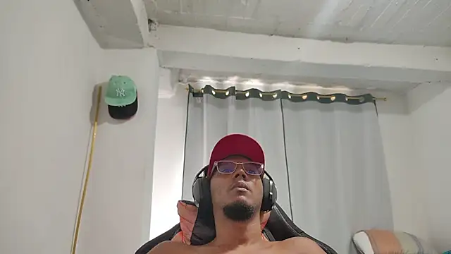 Snapshot of romeos_desire chatting on 02-22-26, 03:54 romeos desire online show from 02-22-26, 03:54