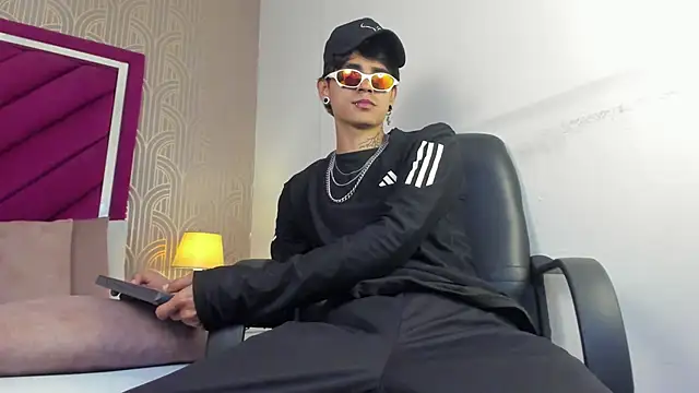 Snapshot of Dominic_Foxx chatting on 02-28-26, 01:56 Dominic Foxx online show from 02-28-26, 01:56