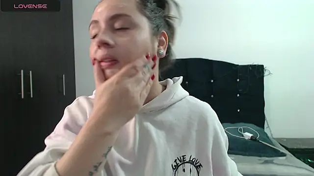 Snapshot of Ana__arms chatting on 02-25-26, 02:05 Ana arms online show from 02-25-26, 02:05