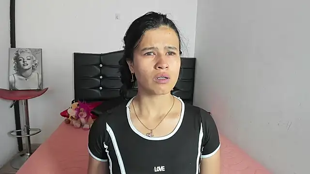 LatinaQueen23 online show from 04-15-26, 03:30