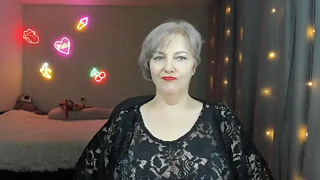 Mary-Leee online show from 04-18-26, 03:32