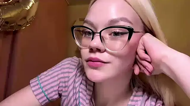 MiaCashe online show from 04-16-26, 03:46