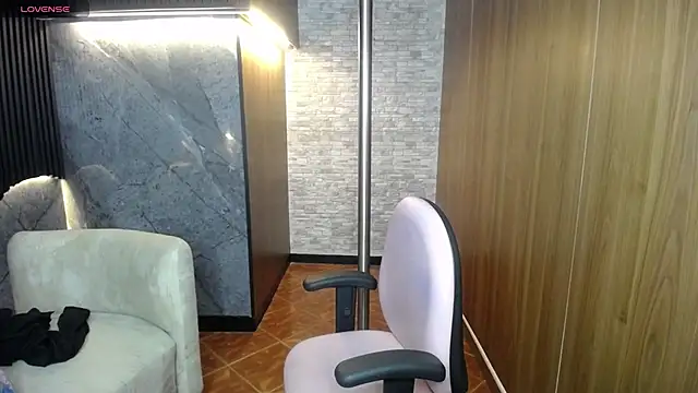 Aura cute  online show from 04-12-26, 03:44