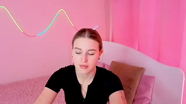 Snapshot of Violettta_doll chatting on 02-28-26, 10:27 Violettta doll online show from 02-28-26, 10:27