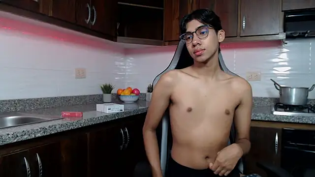 Snapshot of Eros_Lux chatting on 05-02-26, 01:05 Eros Lux online show from 05-02-26, 01:05
