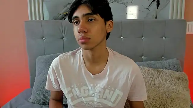 Snapshot of Eros_Lux chatting on 05-09-26, 12:32 Eros Lux online show from 05-09-26, 12:32