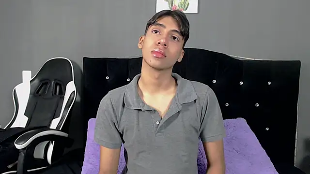 Snapshot of Eros_Lux chatting on 05-21-26, 12:56 Eros Lux online show from 05-21-26, 12:56