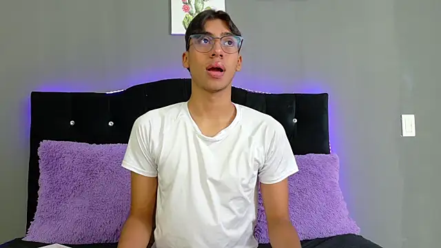 Snapshot of Eros_Lux chatting on 05-31-26, 03:19 Eros Lux online show from 05-31-26, 03:19