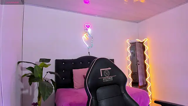 LINDSAY TAY online show from 04-11-26, 03:33