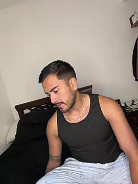 Snapshot of Alejo_e chatting on 02-25-26, 03:16 Alejo e online show from 02-25-26, 03:16