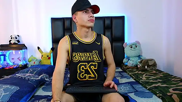 Snapshot of Dereek_Hot chatting on 02-26-26, 09:36 Dereek Hot online show from 02-26-26, 09:36