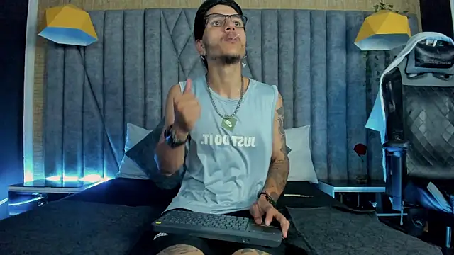 Snapshot of DanteLuxx chatting on 03-01-26, 11:18 DanteLuxx online show from 03-01-26, 11:18