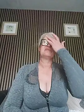 FlirtyFleur-x online show from 05-21-26, 08:21