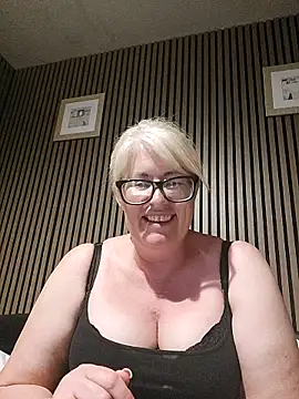 FlirtyFleur-x online show from 05-24-26, 09:42
