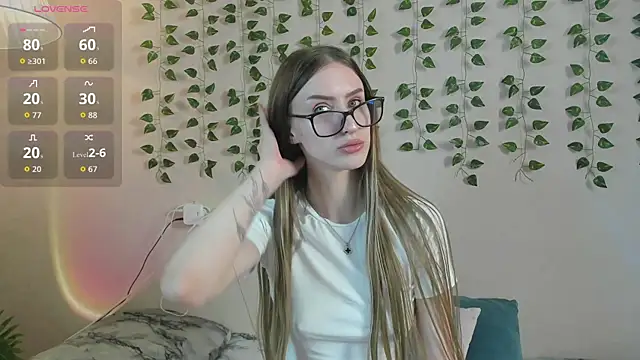 Snapshot of EllieRough chatting on 06-23-26, 04:43 EllieRough online show from 06-23-26, 04:43