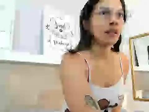Snapshot of EmmaSanchez_ chatting on 04-04-26, 08:28 EmmaSanchez online show from 04-04-26, 08:28