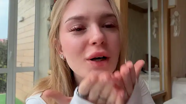 Snapshot of cyberl0ve_ chatting on 04-18-26, 03:27 cyberl0ve online show from 04-18-26, 03:27