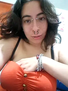 Snapshot of Moonandzukko chatting on 05-26-26, 11:01 Moonandzukko online show from 05-26-26, 11:01