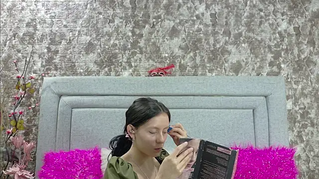 Snapshot of Naomimolie chatting on 06-10-26, 12:26 Naomimolie online show from 06-10-26, 12:26