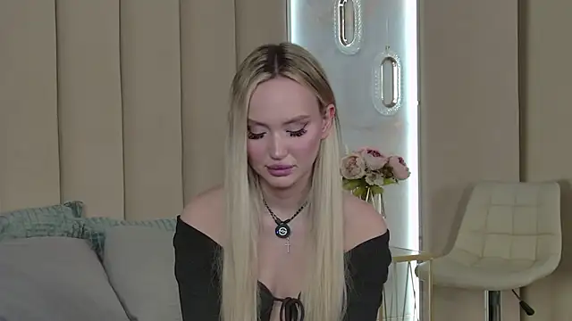 JuliaHotty  online show from 04-22-26, 05:36