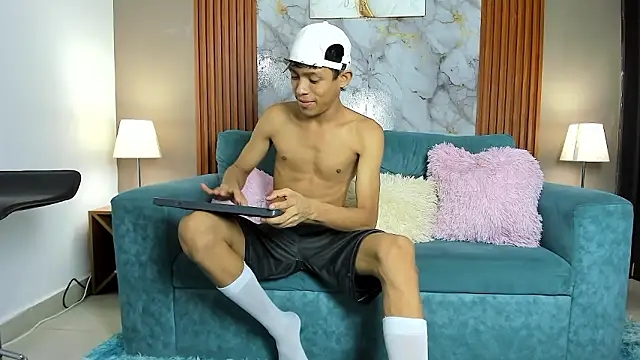 SKINNY BOYXXX online show from 03-06-26, 07:16