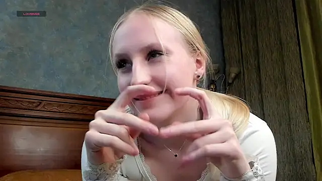 CatarinaGulla online show from 05-13-26, 03:31