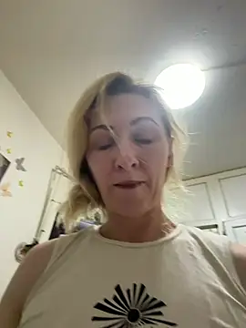 Snapshot of Secret_Ladyx chatting on 06-21-26, 04:48 Secret Ladyx online show from 06-21-26, 04:48