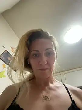 Snapshot of Secret_Ladyx chatting on 07-18-26, 04:05 Secret Ladyx online show from 07-18-26, 04:05