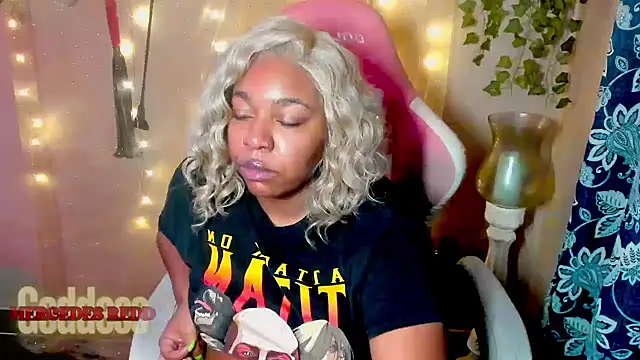 Snapshot of Goddess_MercedesRedd chatting on 06-13-26, 01:31 Goddess MercedesRedd online show from 06-13-26, 01:31