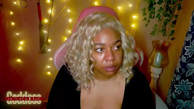 Snapshot of Goddess_MercedesRedd chatting on 06-26-26, 01:37 Goddess MercedesRedd online show from 06-26-26, 01:37
