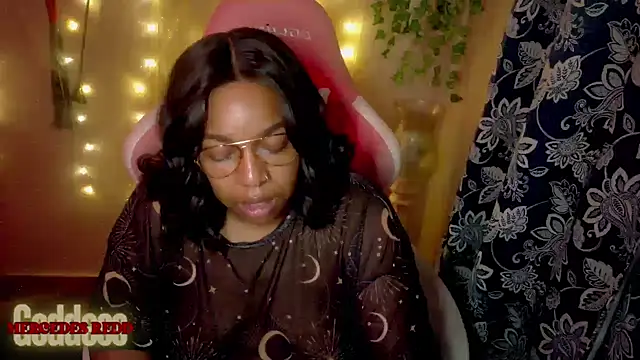 Snapshot of Goddess_MercedesRedd chatting on 07-11-26, 05:04 Goddess MercedesRedd online show from 07-11-26, 05:04