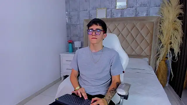 TylerCross  online show from 04-08-26, 08:20