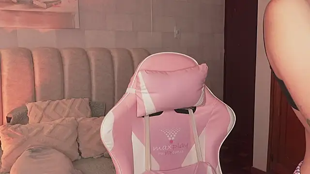 Snapshot of Alanna-Rosse chatting on 07-18-26, 11:03 Alanna-Rosse online show from 07-18-26, 11:03