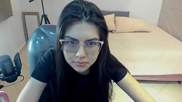 Snapshot of Cloebennet013 chatting on 06-19-26, 03:00 Cloebennet013 online show from 06-19-26, 03:00