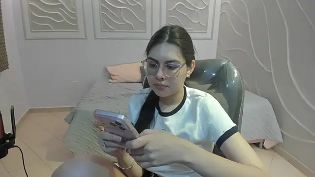Snapshot of Cloebennet013 chatting on 07-27-26, 03:13 Cloebennet013 online show from 07-27-26, 03:13