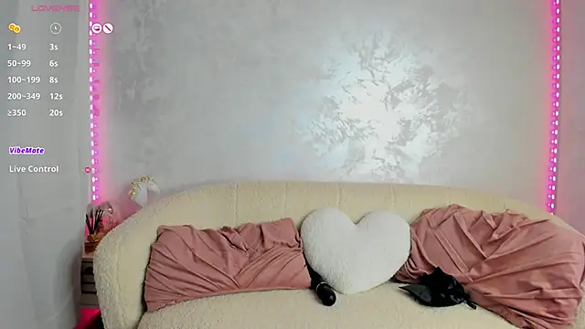 Snapshot of IvyTease_ chatting on 05-20-26, 06:19 IvyTease online show from 05-20-26, 06:19