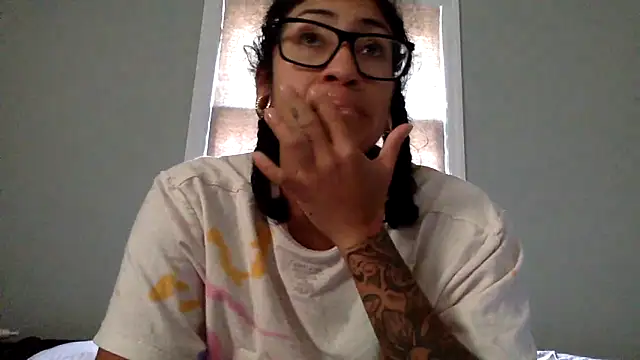 Snapshot of LatinaLoka chatting on 03-21-26, 01:58 LatinaLoka online show from 03-21-26, 01:58