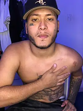 Snapshot of Crow_boss77 chatting on 03-27-26, 06:40 Crow boss77 online show from 03-27-26, 06:40