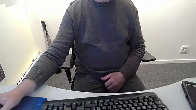 Snapshot of Buggemann chatting on 04-28-26, 03:44 Buggemann online show from 04-28-26, 03:44