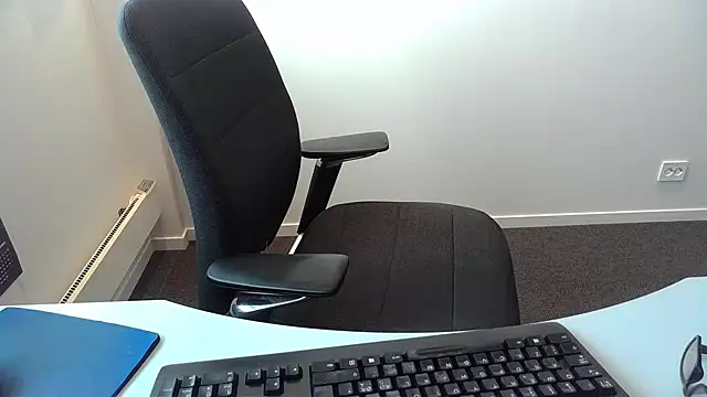 Snapshot of Buggemann chatting on 05-28-26, 04:54 Buggemann online show from 05-28-26, 04:54