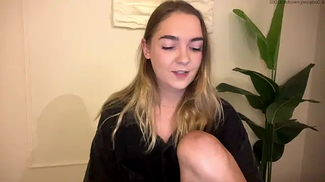 Snapshot of RoxyWet chatting on 05-31-26, 12:23 RoxyWet online show from 05-31-26, 12:23
